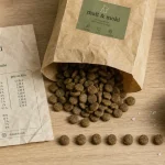 Sac de croquettes pour chien agneau et étiquette prix au kilo, vue de dessus.